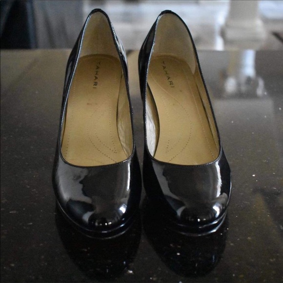 Tahari Black + Gold Pumps Heels Closed Toe Black Tie 8 Luxe - Picture 9 of 9